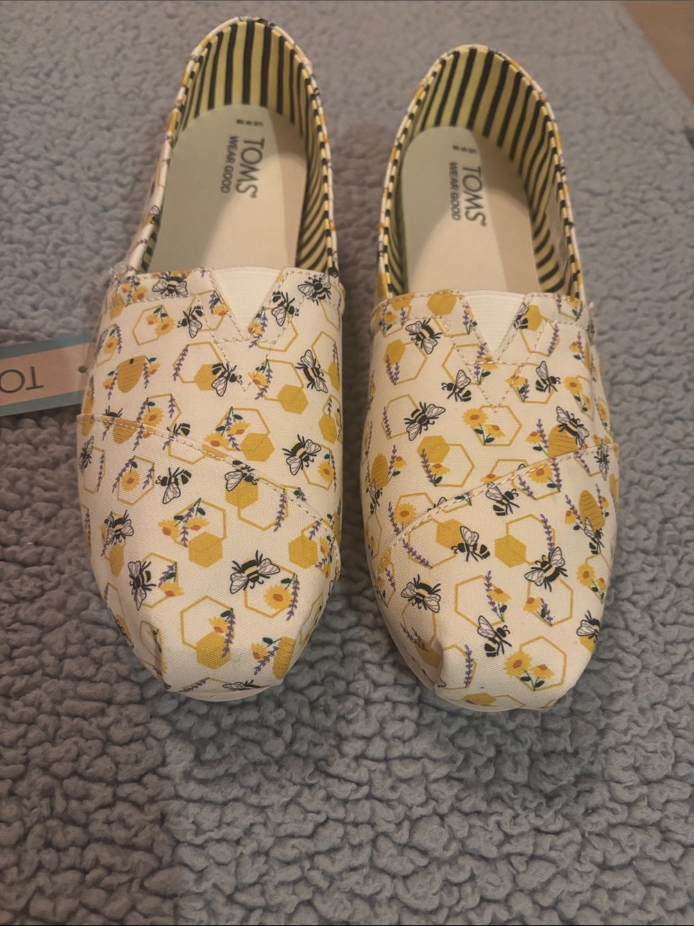 NWT TOMS Women’s Canvas Slip-Ons in White and Yellow Floral Bees Print